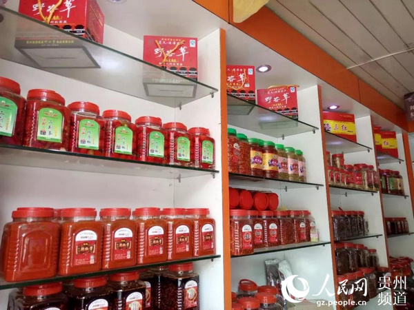 “电商+产业”助推虾子辣椒线上发展